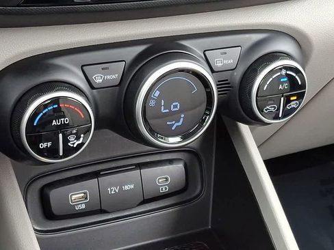Certified 2025 Hyundai Venue SEL FWD image 15
