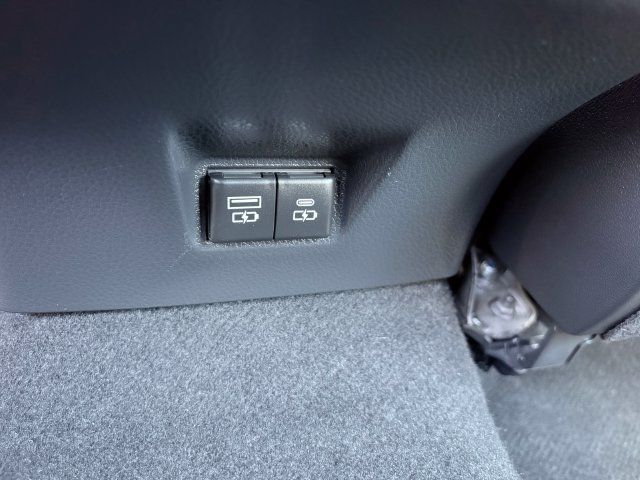 Used 2025 Toyota Camry SE FWD image 9