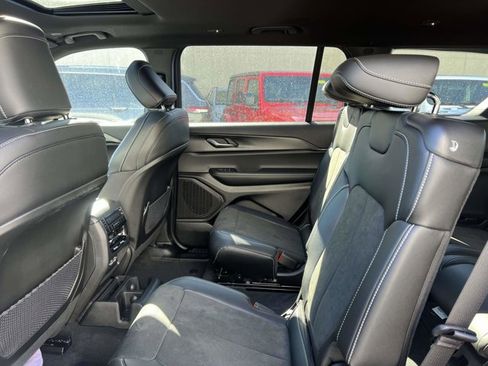 Used 2025 Jeep Grand Cherokee L Altitude image 8