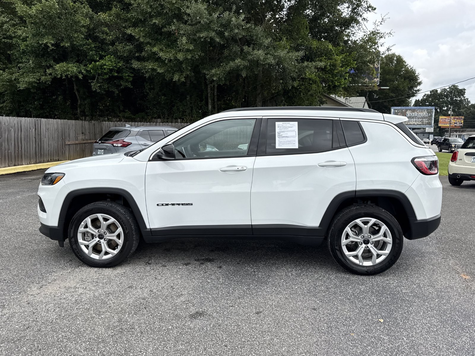 Used 2025 Jeep Compass Latitude AWD/4WD image 2