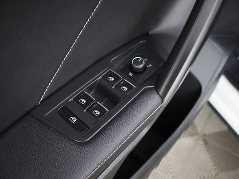Used 2023 Volkswagen Tiguan SE FWD image 38