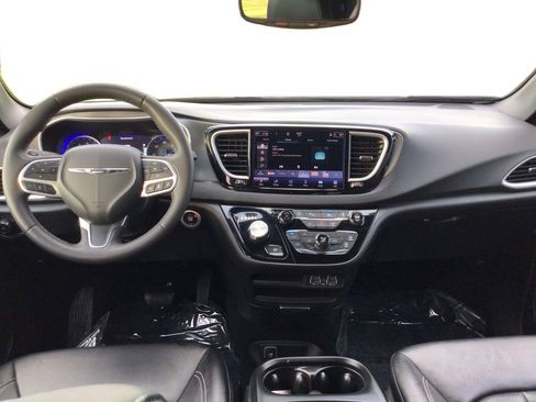 Used 2025 Chrysler Pacifica Select FWD image 23