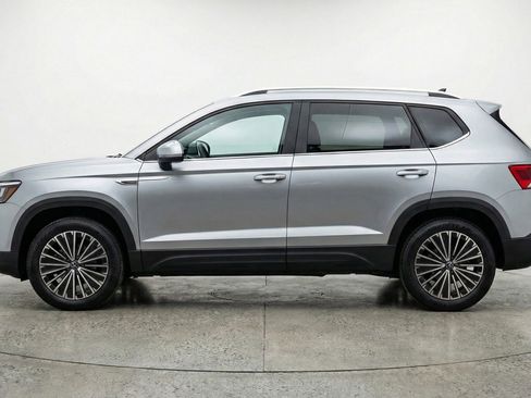 Used 2025 Volkswagen Taos SE image 5