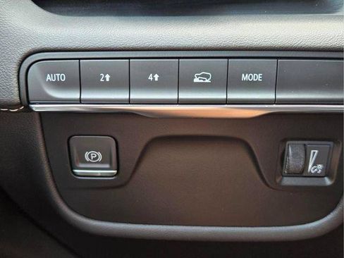 Certified 2024 Cadillac Escalade Premium Luxury AWD/4WD image 32