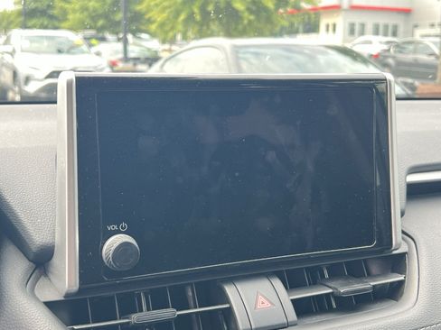 Used 2025 Toyota RAV4 XLE AWD/4WD image 17