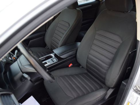 Used 2017 Ford Fusion SE FWD image 9