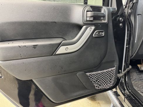 Used 2016 Jeep Wrangler Unlimited Sahara w/ Connectivity Group image 8