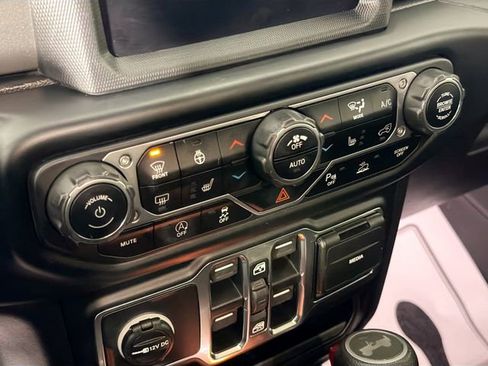 Used 2021 Jeep Wrangler Unlimited Sahara w/ Uconnect 4C Nav & Sound Group AWD/4WD image 16