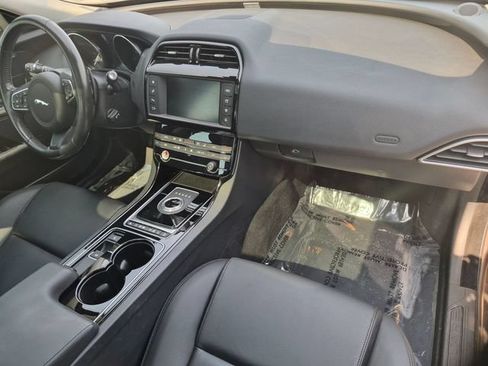 Used 2017 Jaguar XE Premium RWD image 20