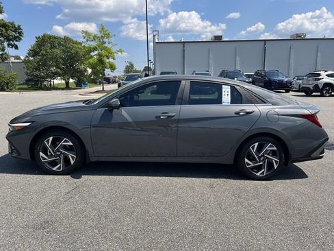 Certified 2025 Hyundai Elantra Limited FWD image 10