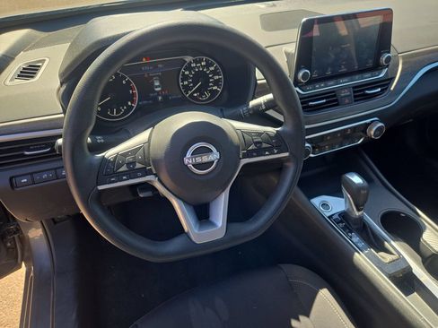Used 2025 Nissan Altima 2.5 SV FWD image 15