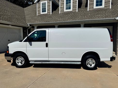 Used 2018 Chevrolet Express 2500 w/ Driver Convenience Package RWD image 3