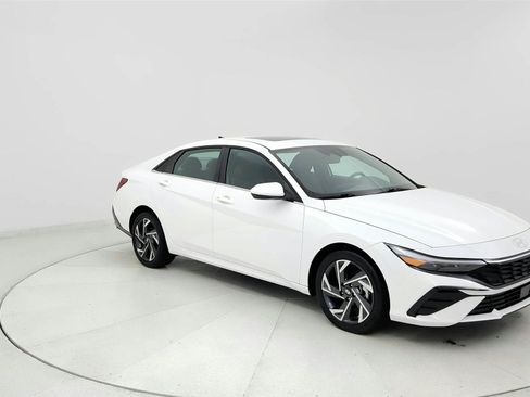 Used 2025 Hyundai Elantra SEL FWD image 7