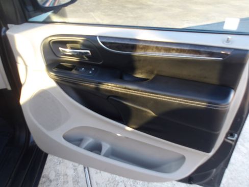 Used 2012 Chrysler Town & Country Touring-L w/ Trailer Tow Group image 8