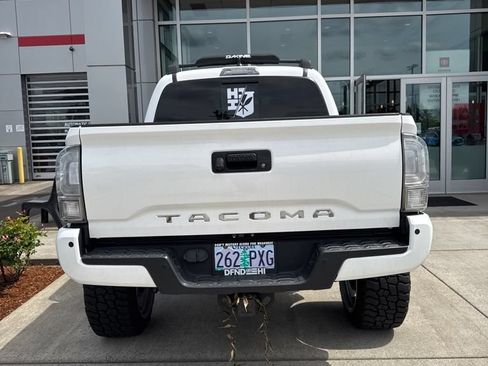 Used 2021 Toyota Tacoma TRD Off-Road w/ TRD Premium Off Road Package AWD/4WD image 4