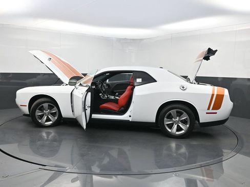 Used 2016 Dodge Challenger SXT image 31