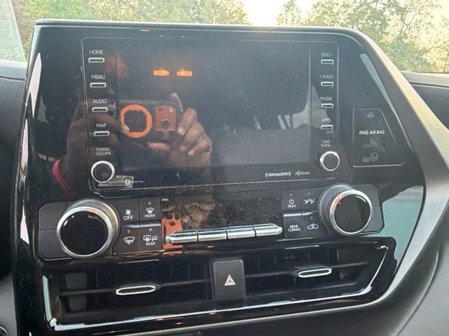 Used 2022 Toyota Highlander LE AWD/4WD image 8