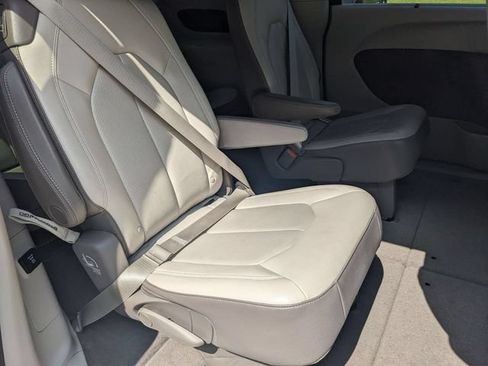 Used 2018 Chrysler Pacifica Touring-L Plus FWD image 29