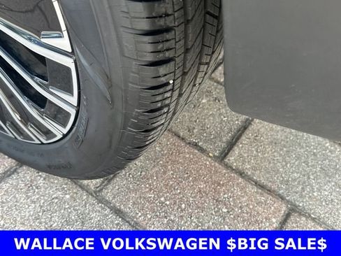 Certified 2025 Volkswagen Taos SE image 11