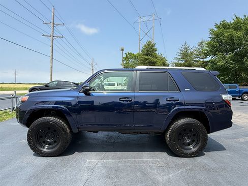 Used 2017 Toyota 4Runner SR5 Premium AWD/4WD image 2