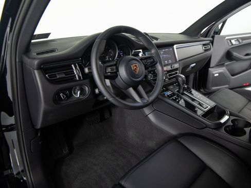 Certified 2026 Porsche Macan AWD/4WD image 4