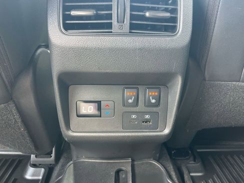 Used 2021 Nissan Rogue Platinum image 14