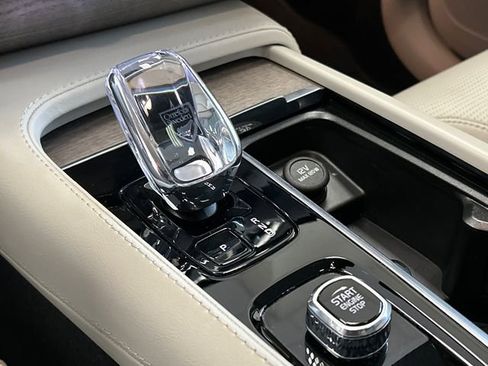 Certified 2024 Volvo XC90 B6 Ultimate image 17