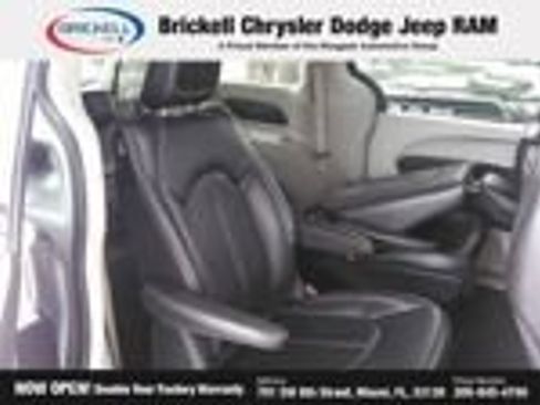 Used 2023 Chrysler Pacifica Touring-L FWD image 13