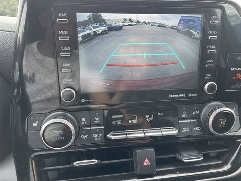 Used 2022 Toyota Highlander XLE AWD/4WD image 20