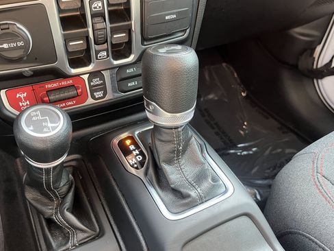 Used 2025 Jeep Wrangler Unlimited Rubicon AWD/4WD image 29