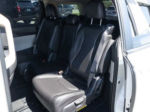 Used 2024 Kia Carnival LX FWD image 14