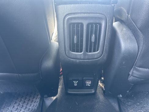 Used 2018 Jeep Compass Latitude w/ Popular Equipment Group FWD image 16