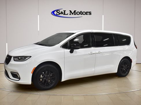 Certified 2025 Chrysler Pacifica Select FWD image 3