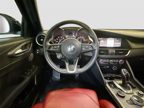 Used 2022 Alfa Romeo Giulia Veloce RWD image 11