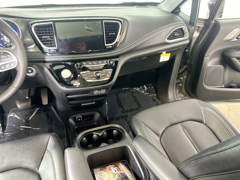 Used 2025 Chrysler Pacifica Select FWD image 20