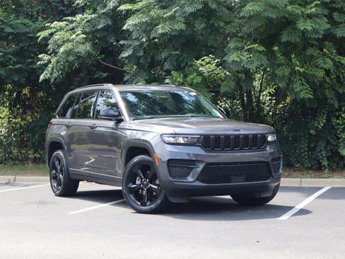Used 2023 Jeep Grand Cherokee Altitude RWD image 46