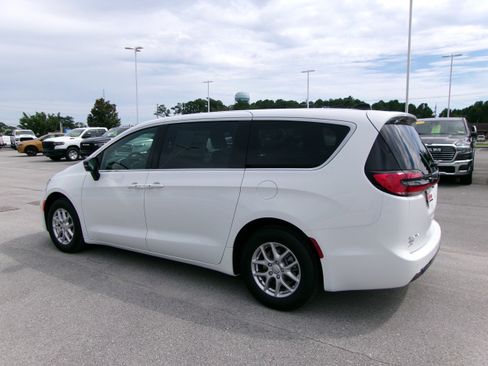 New 2026 Chrysler Pacifica Select image 3