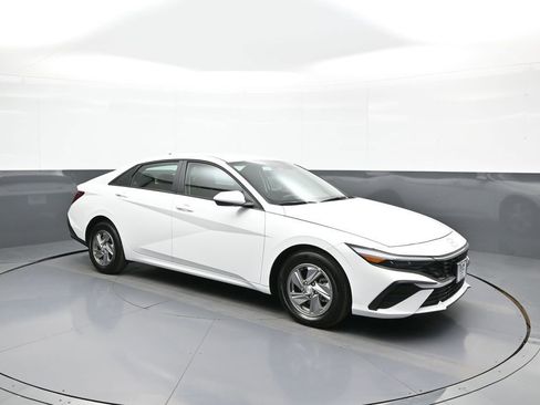 Certified 2025 Hyundai Elantra SE image 4