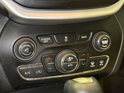 Used 2016 Jeep Cherokee Limited w/ Luxury Group FWD image 27