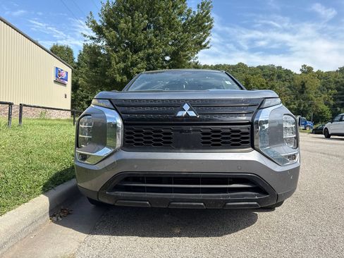 Used 2023 Mitsubishi Outlander SE Black Edition FWD image 2