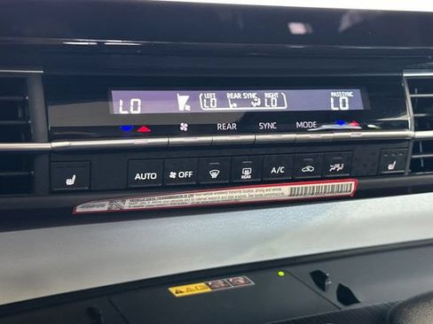 Used 2026 Toyota Sienna XLE FWD image 23