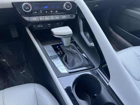 Certified 2025 Hyundai Elantra Limited FWD image 26