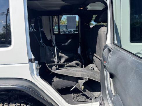 Used 2018 Jeep Wrangler Unlimited Rubicon w/ Cold Weather Group AWD/4WD image 14
