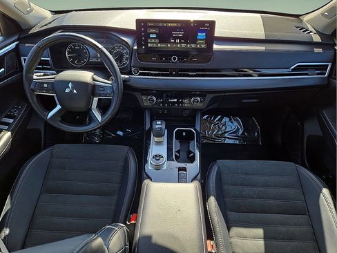 Used 2025 Mitsubishi Outlander SE image 17