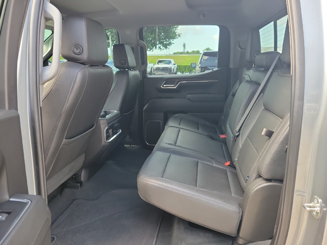Used 2023 GMC Sierra 1500 SLT w/ SLT Premium Package AWD/4WD image 10