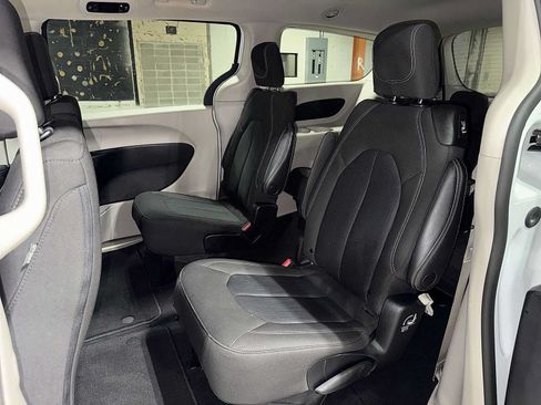 Used 2023 Chrysler Voyager LX FWD image 17
