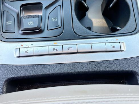 Used 2025 Kia Carnival FWD image 21