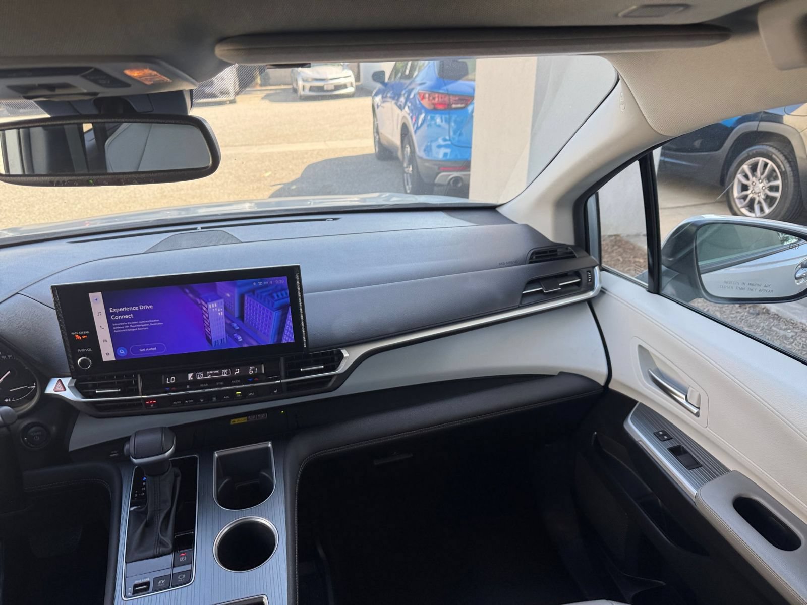 Used 2025 Toyota Sienna XLE FWD image 38
