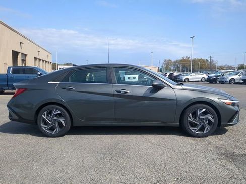 New 2026 Hyundai Elantra Limited FWD image 3