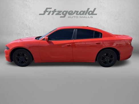 Used 2019 Dodge Charger SXT RWD image 2